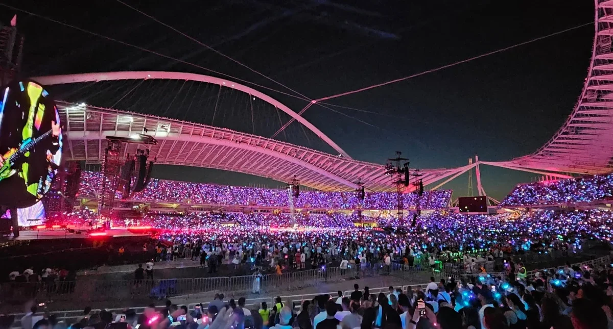 Coldplay: Φαντασμαγορικό σόου μπροστά σε 60.000 κόσμο