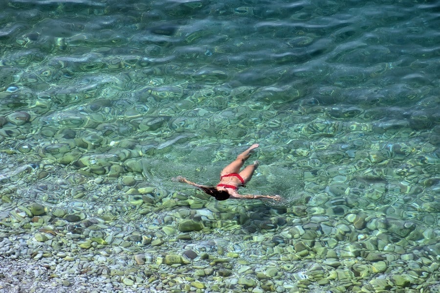 Όλες οι παραλίες πήραν Γαλάζια Σημαία φέτος: Οι ακτές της Αττικής – Αλλά σαν την Χαλκιδική δεν έχει