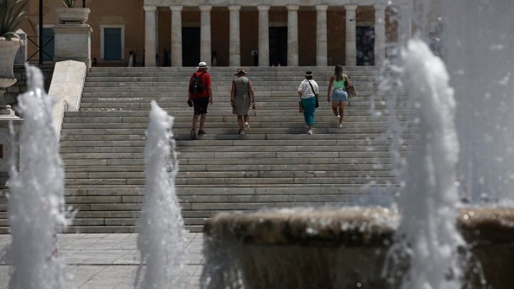 Σε κλοιό καύσωνα η χώρα