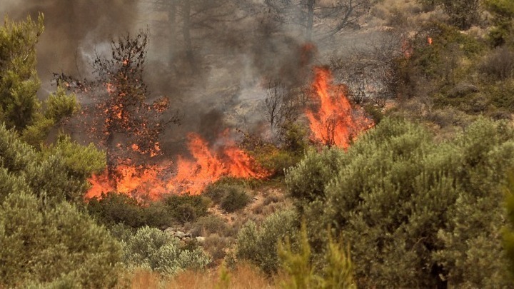 Μήνυμα μέσω του 112 για απομάκρυνση από το Μαύρο Λιθάρι Αναβύσσου λόγω πυρκαγιάς που είναι σε εξέλιξη