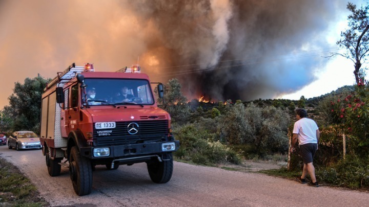 Ριτσώνα: Φωτιά κοντά στο εργοστάσιο Παπουτσάνης