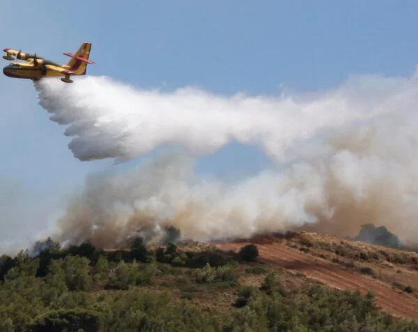 Φωτιά στην Ανάβυσσο: Εκκένωση oικισμών και αγωνιώδης μάχη με τις&hellip;