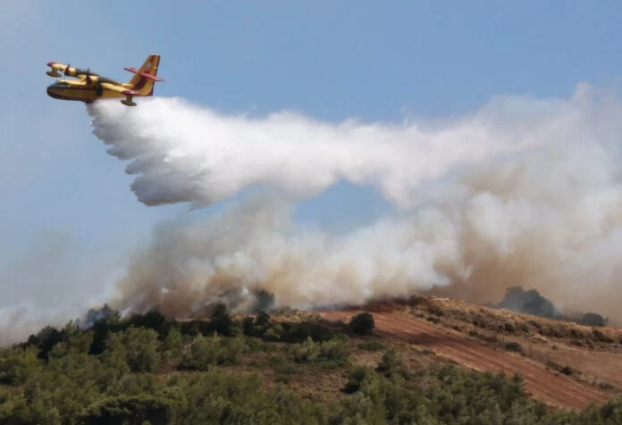 Μαίνεται η φωτιά στο όρος Πάικο