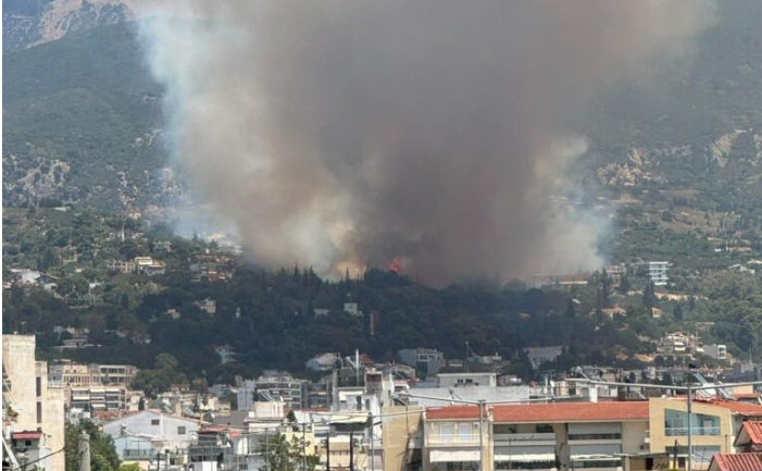 Πάτρα: Σε εξέλιξη η φωτιά στην περιοχή Γηροκομείο – Εκκενώνονται προληπτικά το Κωνσταντοπούλειο και το Καραμανδάνειο