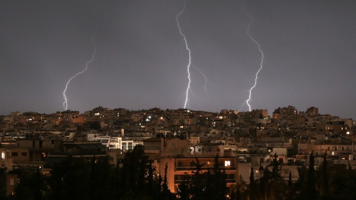 Ισχυρές βροχές, καταιγίδες και κεραυνοί έως αργά το απόγευμα