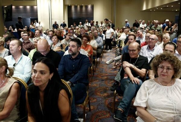 Δύο εσωκομματικά δημοψηφίσματα ζητούν στελέχη της Κεντρικής Επιτροπής