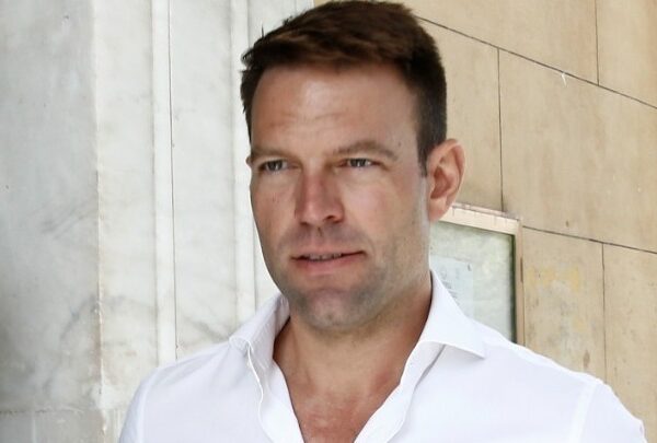 Ο Στ. Κασσελάκης καλεί πολίτες να τον επισκεφθούν στο γραφείο του