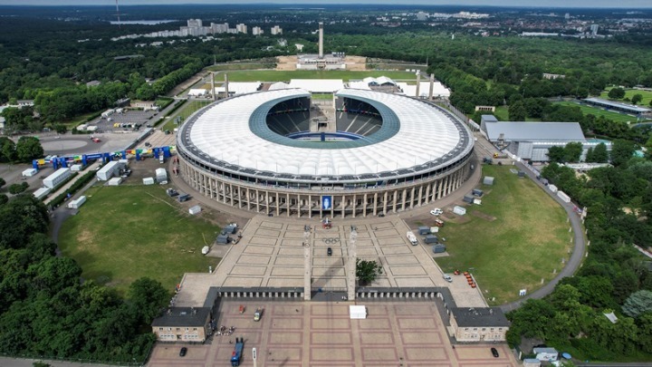 EURO 2024- Olympiastadion: Η «σκηνή» του τελικού – Ο ναζιστικός χαιρετισμός των Άγγλων, ο Όουενς, ο Μπολτ και ο Ζιντάν