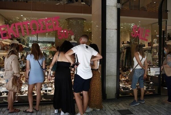 Ανοικτά την Κυριακή τα μαγαζιά