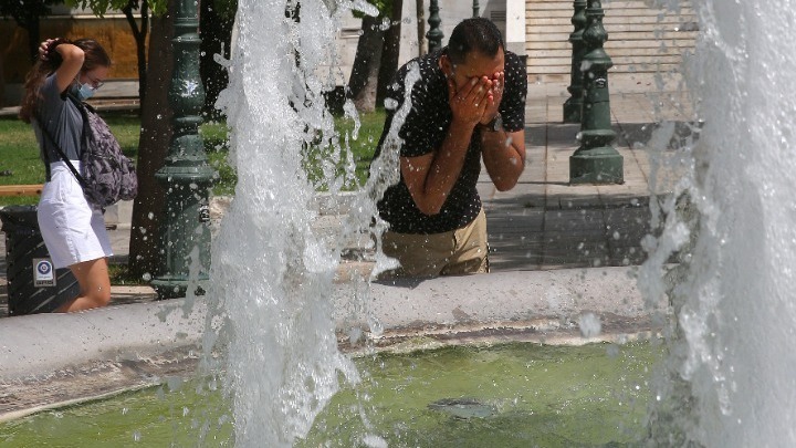 Τριήμερο με 38αρια παρά τα μελτέμια