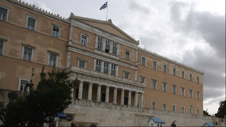 Βουλή: Αναβλήθηκε η συνεδρίαση της επιτροπής Θεσμών μετά την “ανταρσία” βουλευτών της ΝΔ