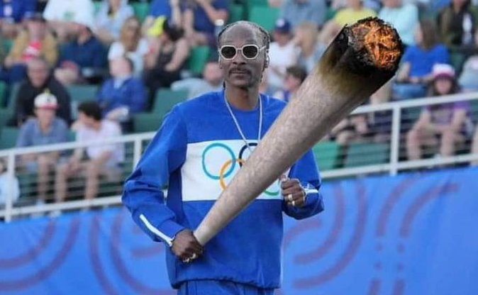 O Snoop Dog μετέφερε την Ολυμπιακή φλόγα στο Παρίσι και οι χρήστες κάνουν πάρτι στο διαδίκτυο