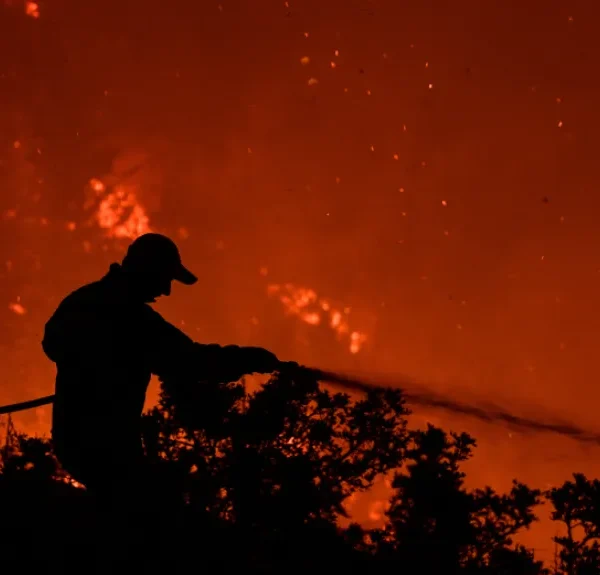WMO: Οι δασικές πυρκαγιές παράγουν «τοξικό μίγμα» ρύπων που επηρεάζει…
