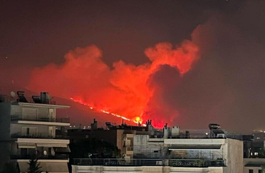 Σε πύρινο κλοιό για δεύτερη νύχτα η Αττική
