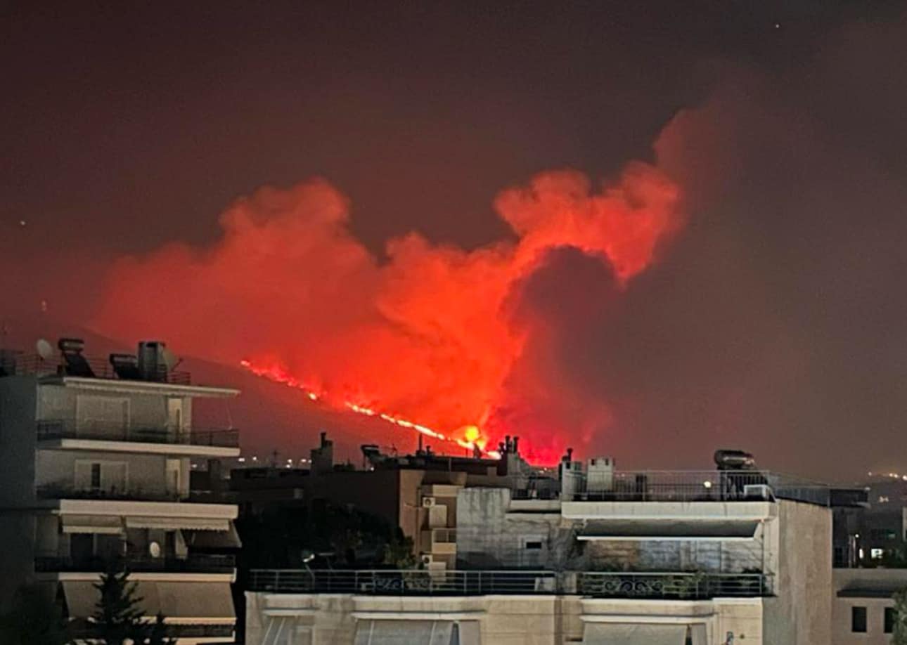 Σε πύρινο κλοιό για δεύτερη νύχτα η Αττική