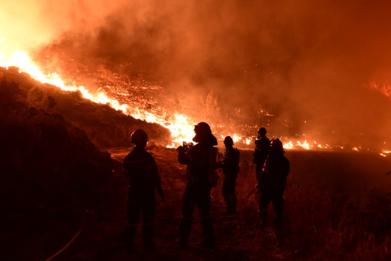 Πύρινη κόλαση σε όλη τη χώρα – Νέα μέτωπα και ολονύχτιες μάχες με τις φλόγες