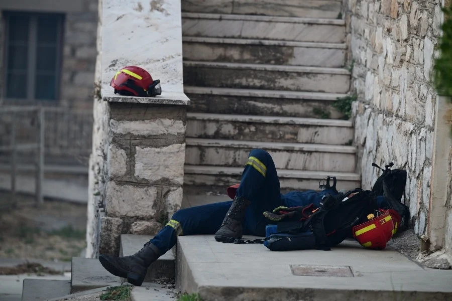 Η μικρή ανάπαυλα του πυροσβέστη μετά την ολονύχτια μάχη