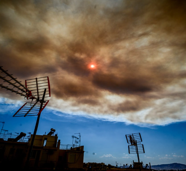 Πού οφείλεται ο κόκκινος ουρανός και η έντονη μυρωδιά καπνού&hellip;
