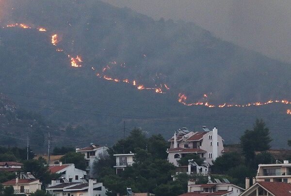 Κόλαση φωτιάς: Σε Γραμματικό, Πεντέλη και Ανατολή Νέας Μάκρης τα κύρια μέτωπα