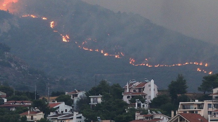 Κόλαση φωτιάς: Σε Γραμματικό, Πεντέλη και Ανατολή Νέας Μάκρης τα κύρια μέτωπα