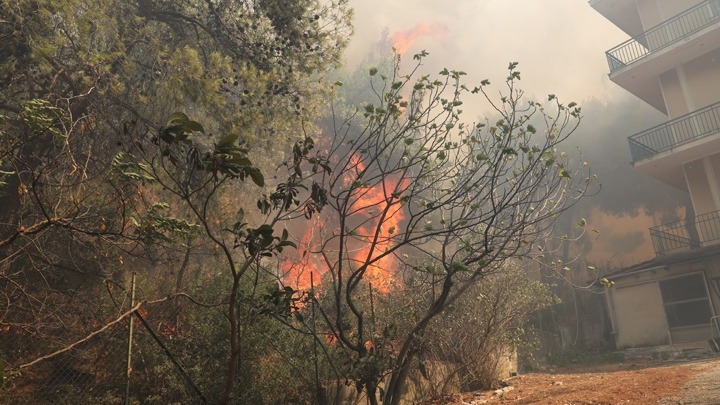 Χωρίς ενιαίο μέτωπο η πυρκαγιά στη ΒΑ Αττική