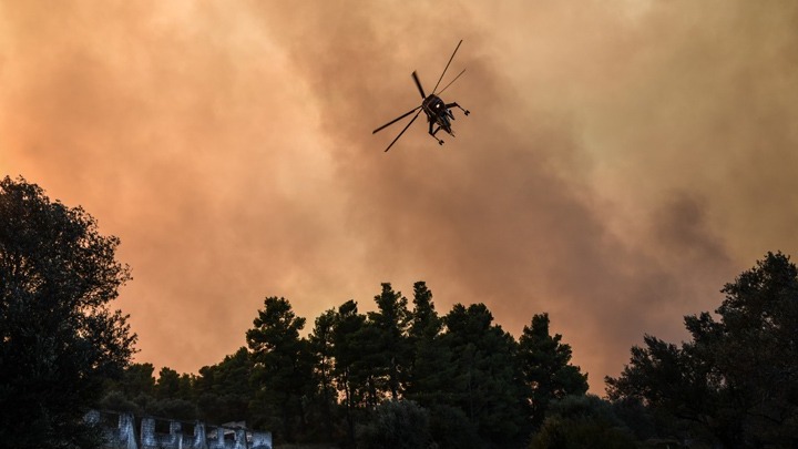 Σε εξέλιξη δύο πυρκαγιές σε δασικές περιοχές στην Εύβοια