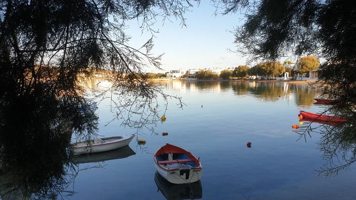 Τα νησιά των Κυκλάδων προβάλλει με σειρά δημοσιευμάτων η  Express