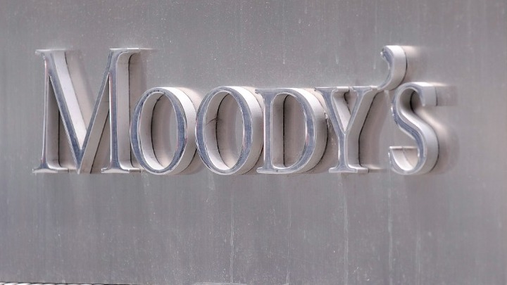 Moody’s: Δεν έδωσε επενδυτική βαθμίδα – Αναβάθμισε σε θετικές τις προοπτικές της ελληνικής οικονομίας