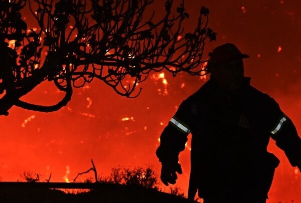 Συνεχίζεται η μάχη με τις φλόγες στην Κορινθία για δεύτερο&hellip;