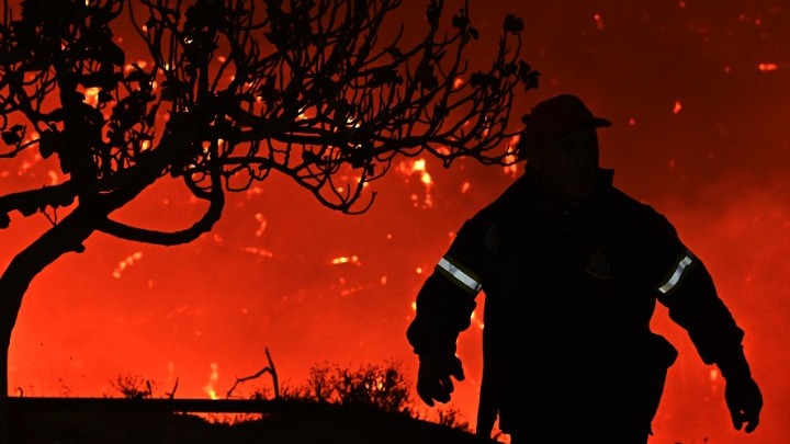 Συνεχίζεται η μάχη με τις φλόγες στην Κορινθία για δεύτερο 24ωρο – Τραυματίστηκαν δύο πυροσβέστες