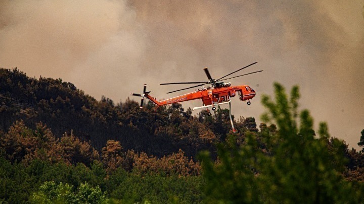 Νύχτα εφιάλτης στην Κορινθία: Δύο νεκροί στην Άνω Πιτσά – 30 χλμ το μέτωπο της φωτιάς