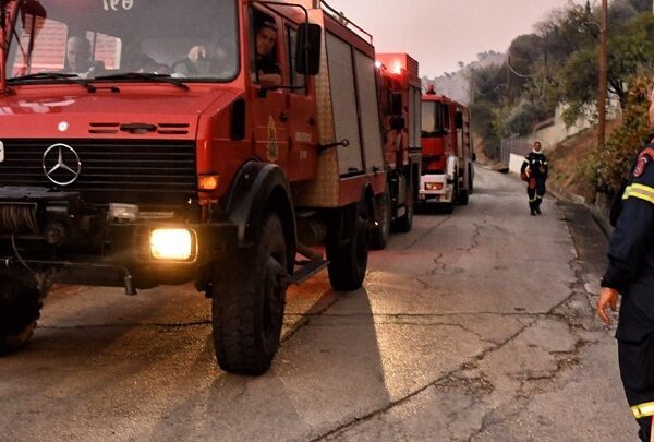 Μάχη σε δύο μέτωπα στην Κορινθία που καίγεται για τρίτο&hellip;