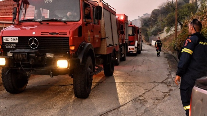 Μάχη σε δύο μέτωπα στην Κορινθία που καίγεται για τρίτο 24ωρο- Εκκενώνονται τα Σοφιανά