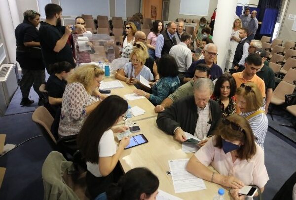 Εκλογές ΠΑΣΟΚ: Παράταση της ψηφοφορίας κατά 1 ώρα – Ψήφισαν 275.375 έως…