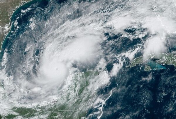 ΗΠΑ-Μεξικό: Ο κυκλώνας Μίλτον απειλεί τη χερσόνησο Γιουκατάν και τη Φλόριντα