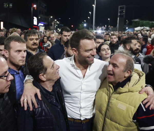 Χάος στο συνέδριο του ΣΥΡΙΖΑ – Κασσελάκης: «Θα μπω στον χώρο μόλις…