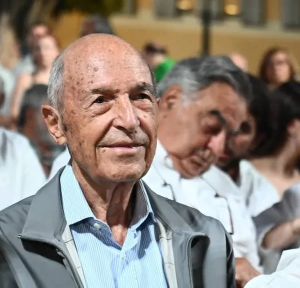 Ο πολιτικός κόσμος αποχαιρετά τον Κώστα Σημίτη