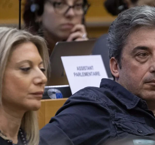 Τέμπη / Συγκλονίζουν Καρυστιανού-Ασλανίδης: “Τα παιδιά μας περίμεναν 3 λεπτά να πεθάνουν”