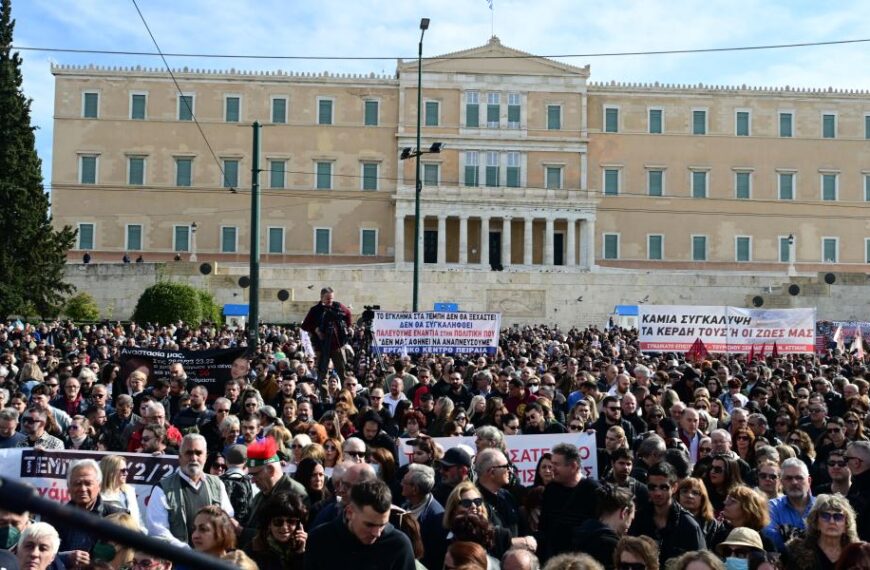 Γερμανικός Τύπος: «Η Ελλάδα των χαμηλών μισθών και των ιδιωτικοποιήσεων»