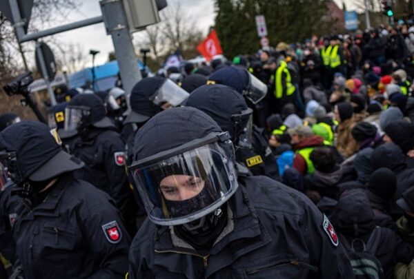 Συνέδριο AfD στην Σαξονία της Γερμανίας- Χιλιάδες αντιφασίστες εμποδίζουν την έναρξή του