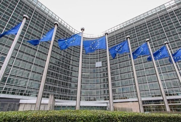 Πλήρης η υποταγή της ΕΕ στον Τραμπ: Θα προτείνει αύξηση των αμυντικών…