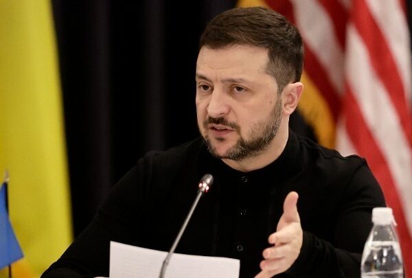 Ζελένσκι: Ο Πούτιν φοβάται τις ειρηνευτικές διαπραγματεύσεις