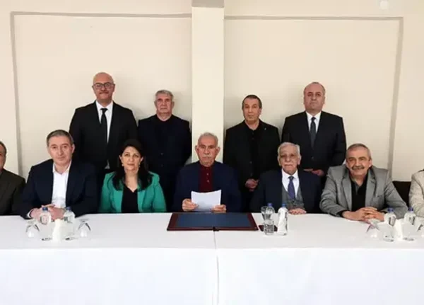 Οτσαλάν: Καλεί το ΡΚΚ να καταθέσει τα όπλα και δηλώνει ότι αναλαμβάνει…