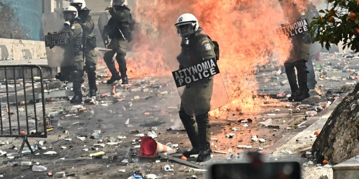 Τέμπη: Κουκουλοφόροι και ΜΑΤ διαλύουν τη μεγαλειώδη συγκέντρωση – 41 συλλήψεις