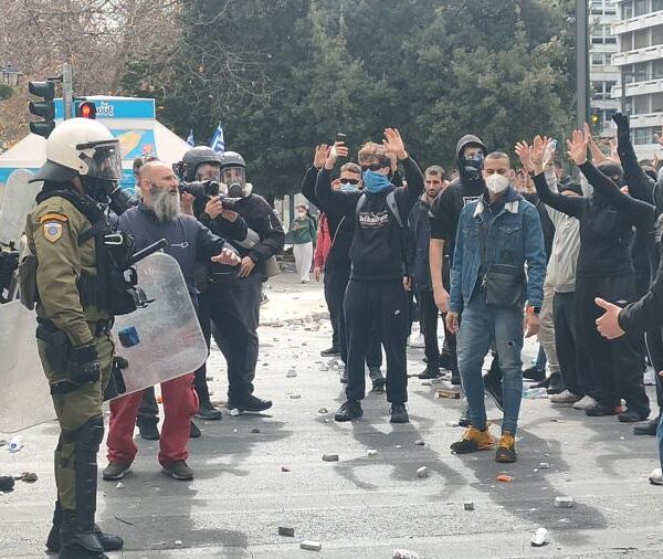 Σύνταγμα – Τέμπη: Ο κόσμος επέστρεψε στην πλατεία μετά τα στημένα επεισόδια