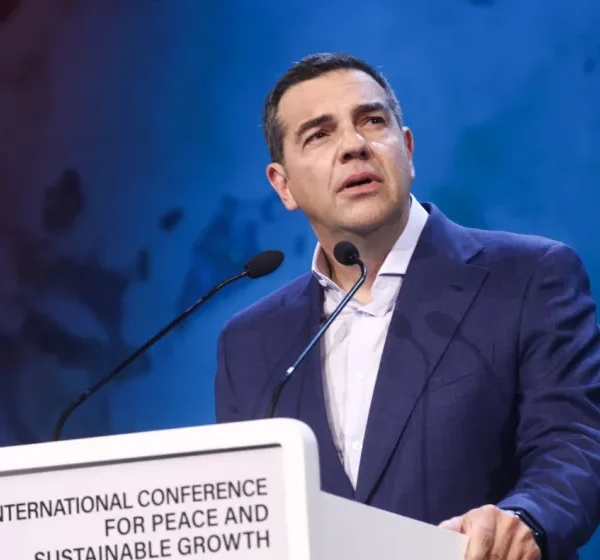 Τσίπρας για Μητσοτάκη: Μας χρεοκοπεί και ηθικά