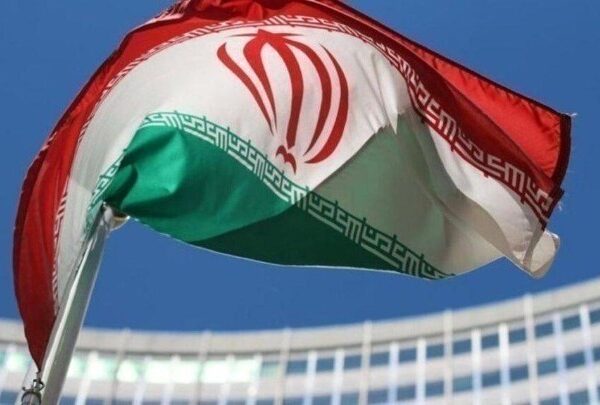 Το Ιράν παρουσίασε έναν νέο βαλλιστικό πύραυλο μεγάλου βεληνεκούς