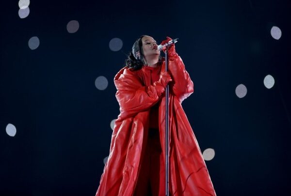 Η Rihanna τραγουδά ως Στρουμφίτα στο τρέιλερ της νέας ταινίας&hellip;