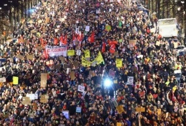 Μεγάλες διαδηλώσεις κατά της ακροδεξιάς στο Αμβούργο – Πορεία νεοναζί στο Βερολίνο