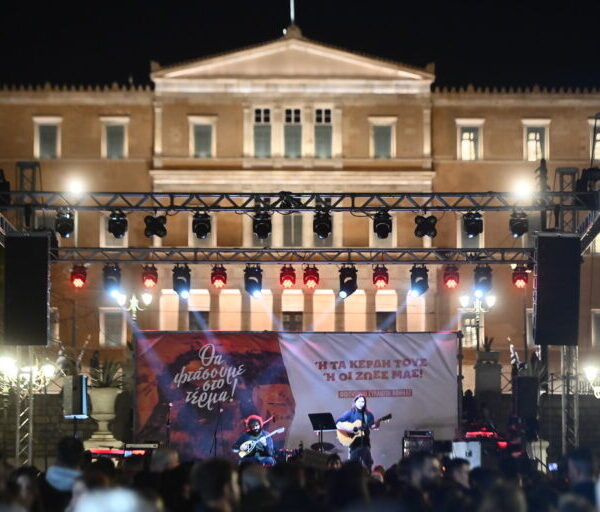 Σύνταγμα: Μεγάλη συναυλία στη μνήμη των 57 θυμάτων των Τεμπών